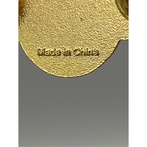 Alaska Airlines Winged With Face On Plane Tail Lapel Pin Brooch - Picture 2 of 5